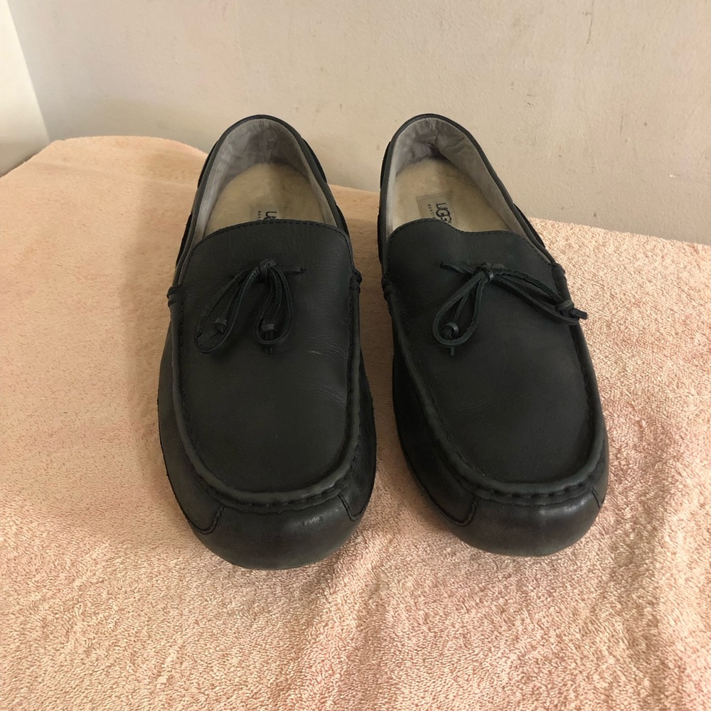 Men’s UGG Black Leather Slippers Chester Moccasin Sheepskin Lining Size 15M